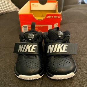 Black Nike Infant/Toddler 3C Team Hustle D 8 sneaker